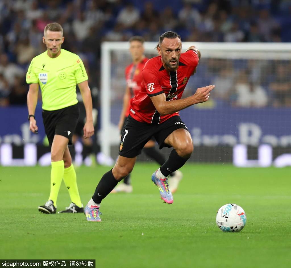 西班牙人对决瓦伦西亚:西甲赛场上演激烈对抗 西班牙人对决瓦伦西亚:西甲赛场上演激烈对抗