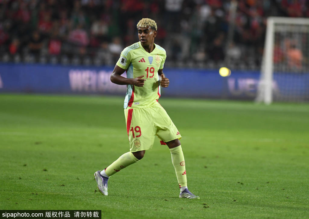 弗里克换人策略揭秘:巴萨前9轮西甲中场换人频繁背后的原因与影响 弗里克换人策略揭秘:巴萨前9轮西甲中场换人频繁背后的原因与影响