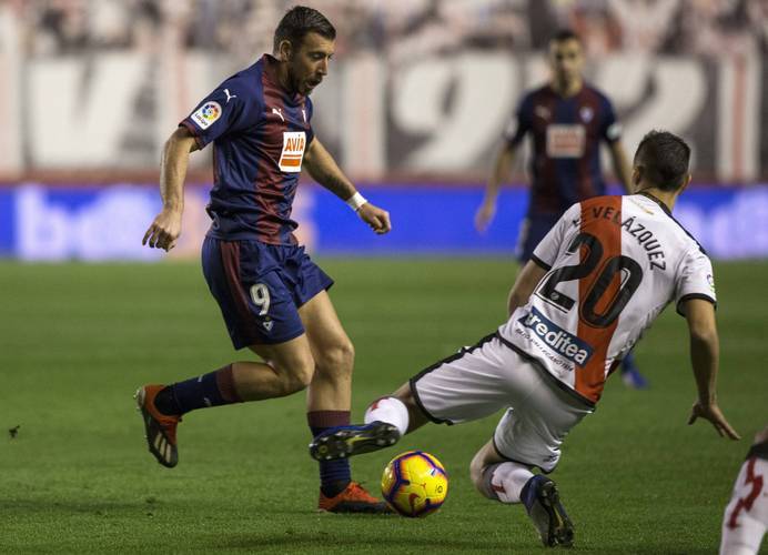 西甲中游生死绞杀!巴列卡诺死磕阿拉维斯:主场强硬派 VS 客场长传王? 西甲中游生死绞杀!巴列卡诺死磕阿拉维斯:主场强硬派 VS 客场长传王?